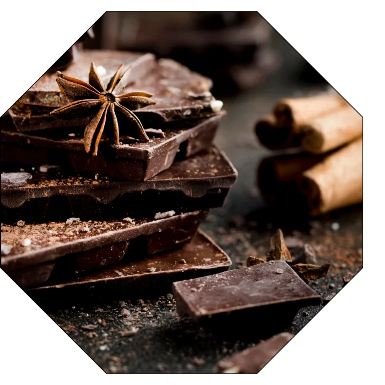 Le chocolat noir et ses arôme de cannelle et d'épice sont sublimés par le savoir-faire d'un chocolatier haut de gamme et de la synergie entre le vin et le chocolat.