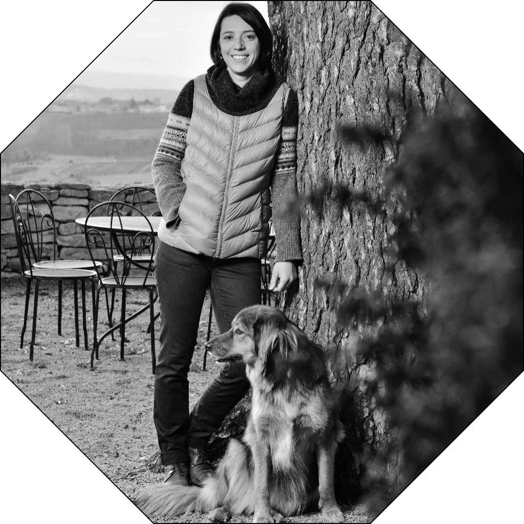Pauline Passot domaine grosse pierre à Chirouble avec son chien