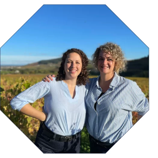 Devant le mont Brouilly et au milieu des vignes du Beaujolais, duo complice et souriant des Epicurieuses : Inès Delmotte et Anaïs Burnichon les fondatrices.