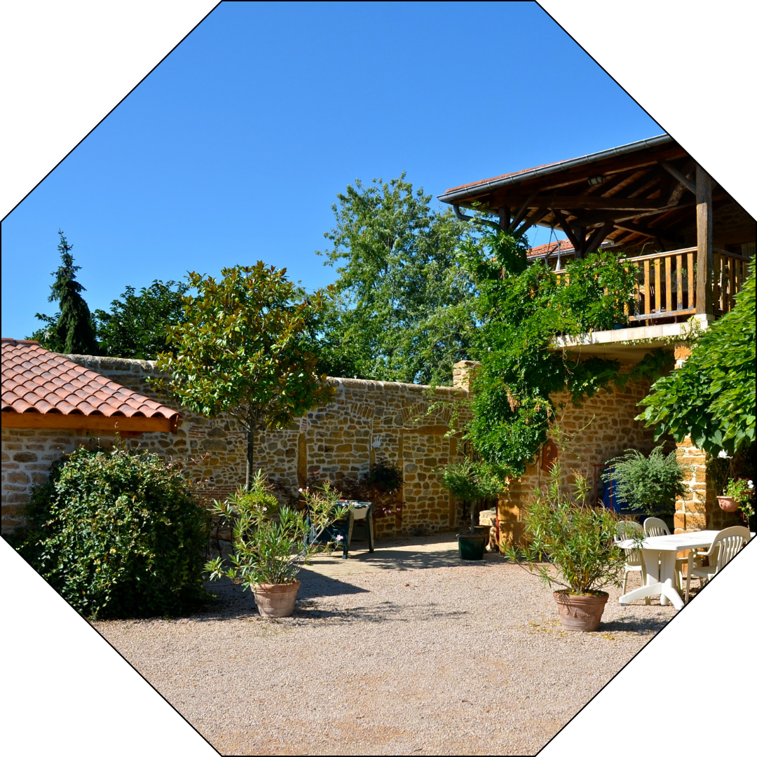 Domaine-de-BALUCE-vue-du-domaine-viticole-des-pierres-dorée