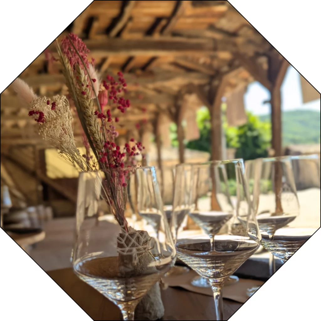 Dans un chateau en Beaujolais, verres de dégustation et cabosse de cacao posés sur un tonneau.