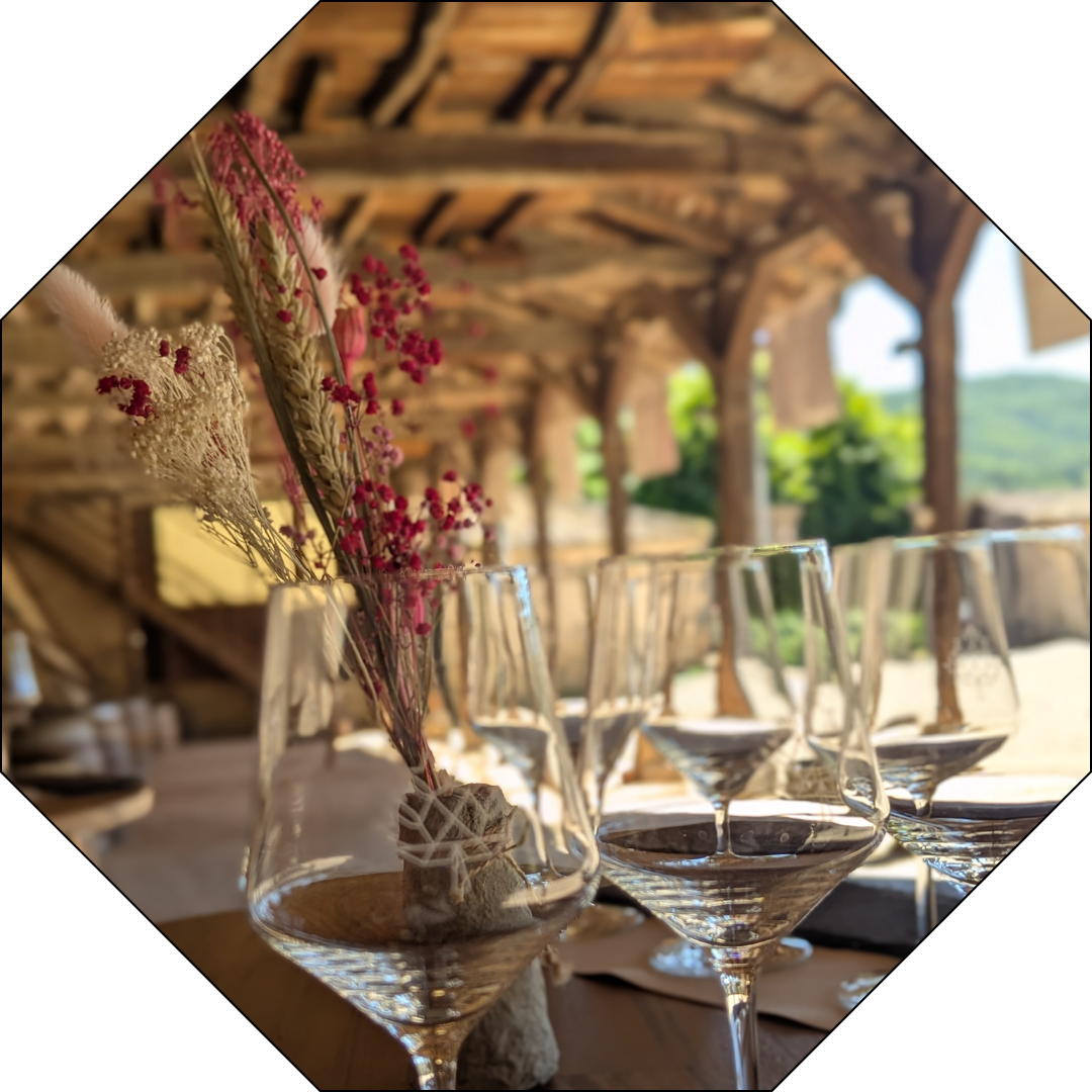 Dans un chateau en Beaujolais, verres de dégustation et cabosse de cacao posés sur un tonneau.