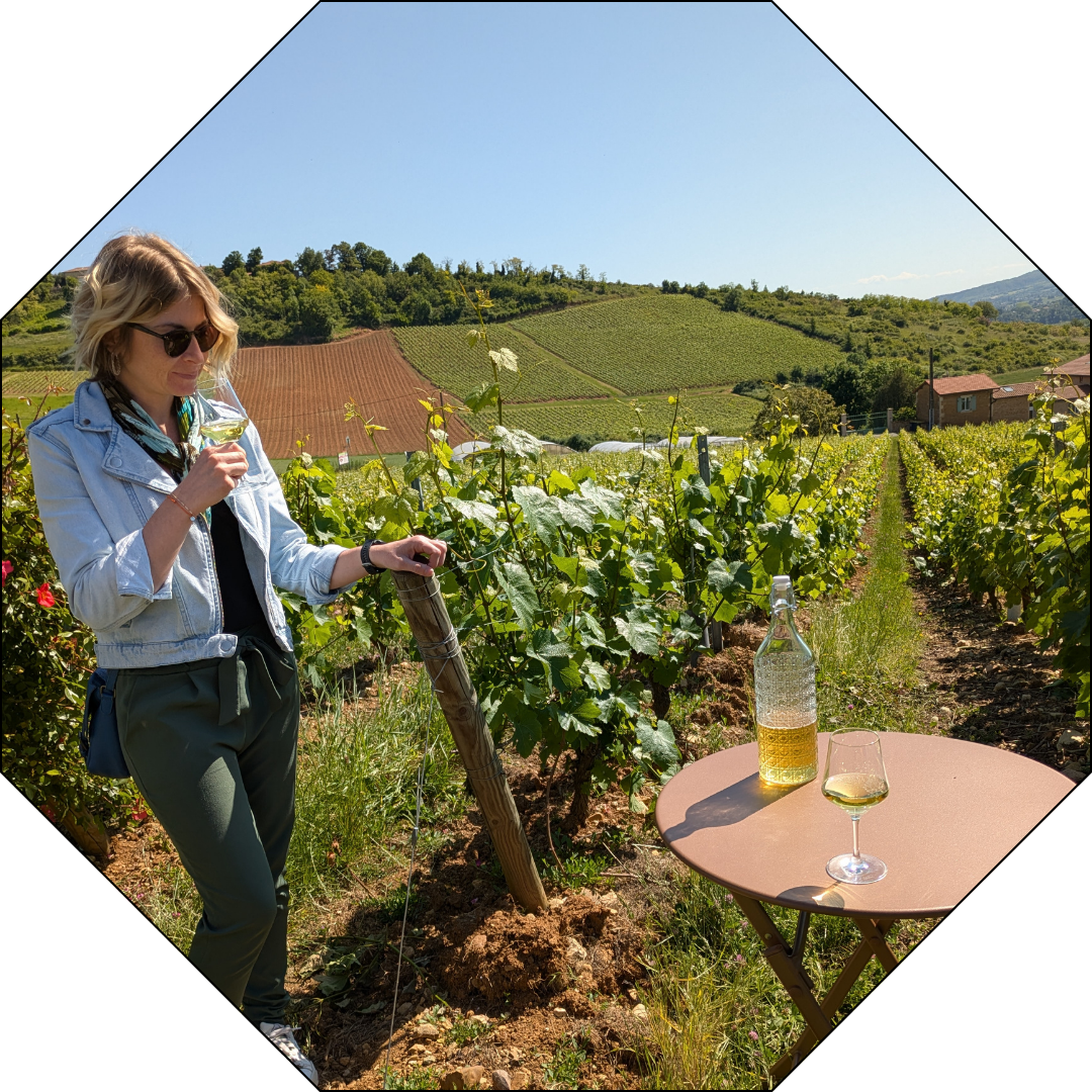 Femme déguste au coeur des vignes du beaujolais