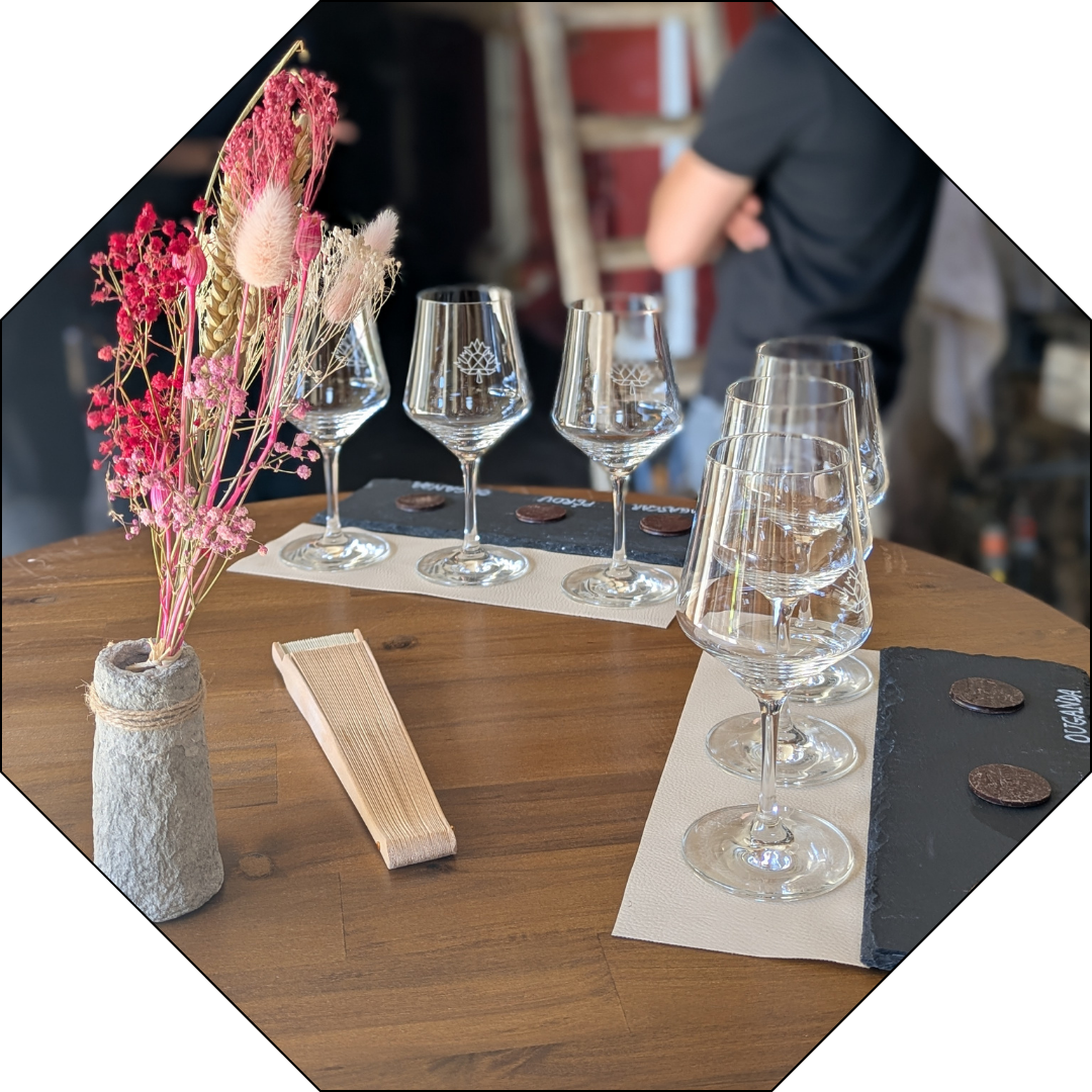 Au cœur d'un cuvage de vigneron en Beaujolais, verres de dégustation et cabosse de cacao posés sur un tonneau.