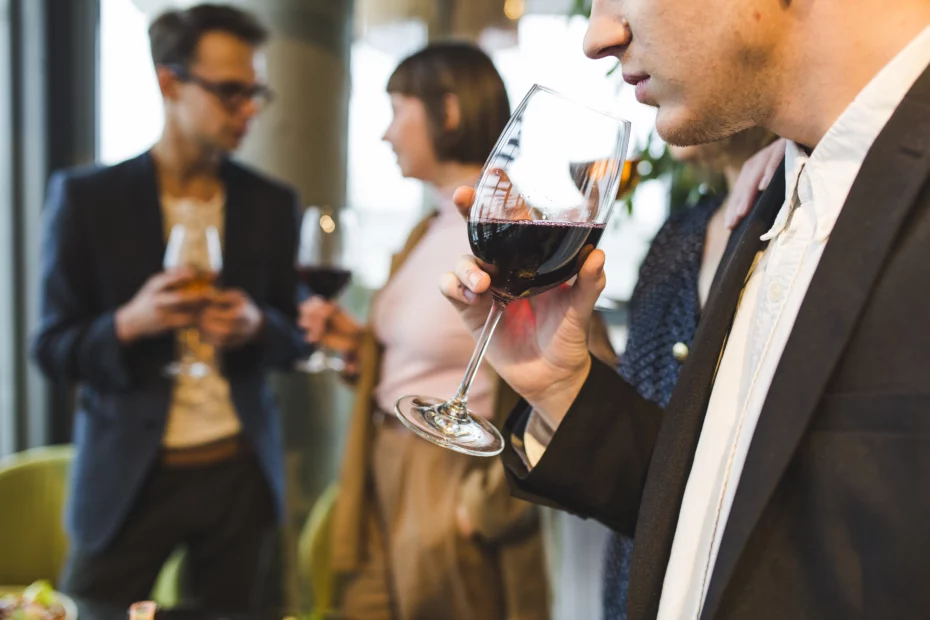 groupe-d-amis-dégustant-au-salon des vignerons indépendants