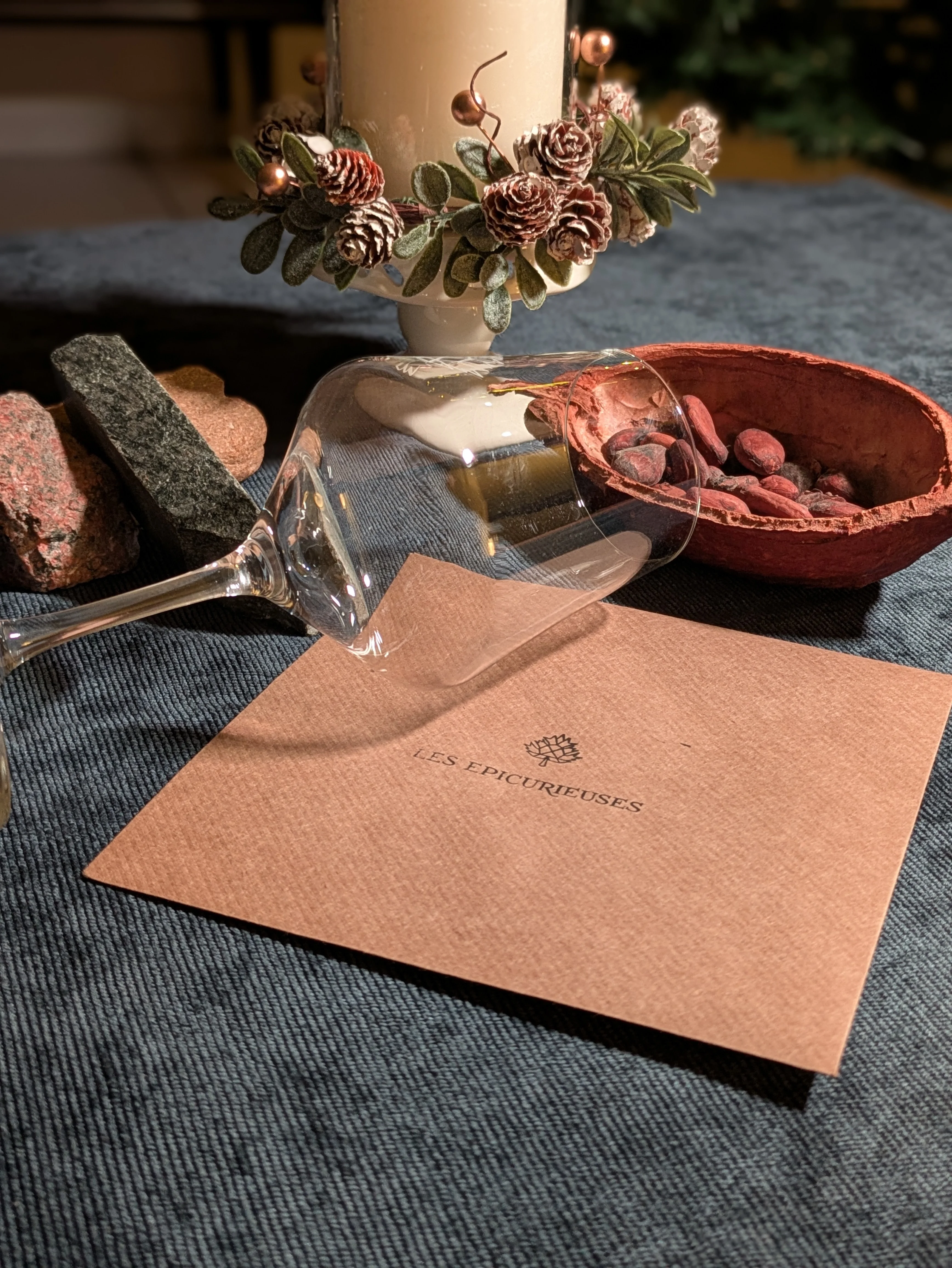 Photo bon cadeau : un voyage immersif by Les Epicurieuses : idée cadeau noël. Contient un bon cadeau pour une expérience avec pour thématique Accords Vins et Chocolats ou Accords Sols et Vins