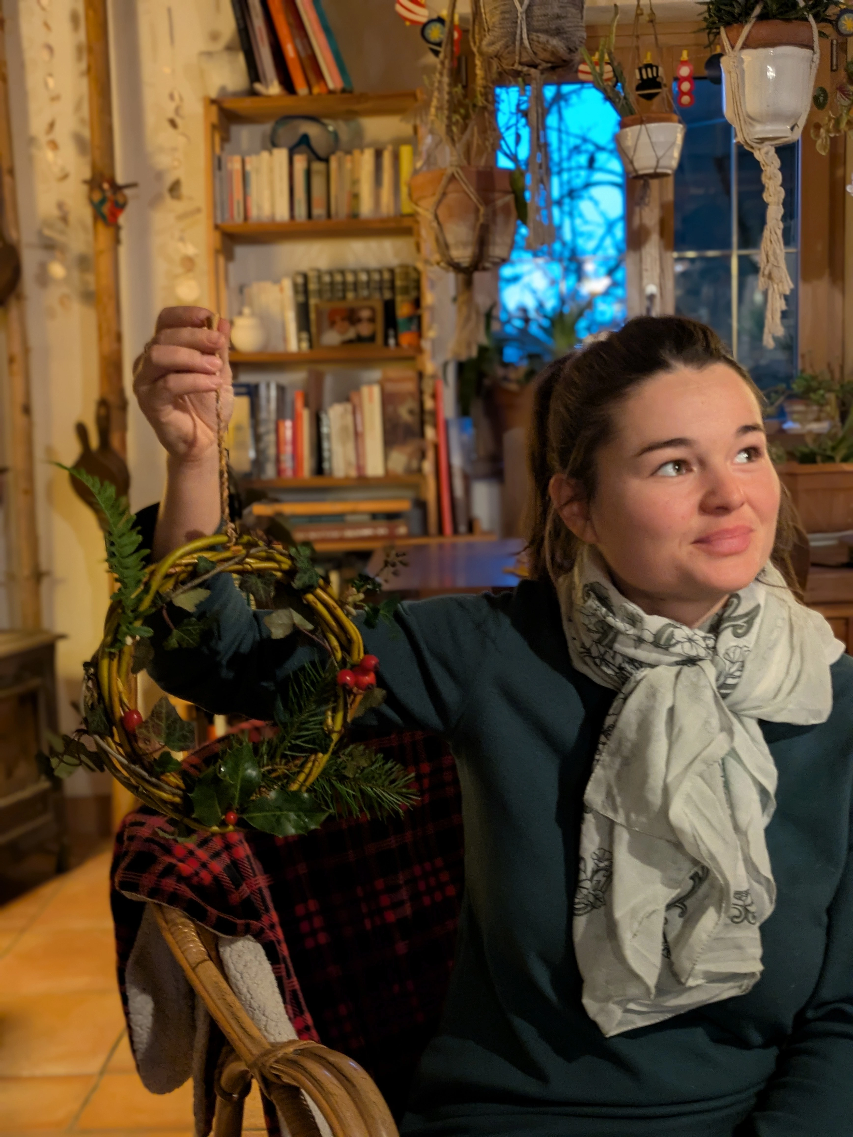 Céline, animatrice nature, tenant une couronne de Noël en osier DIY 100 % nature