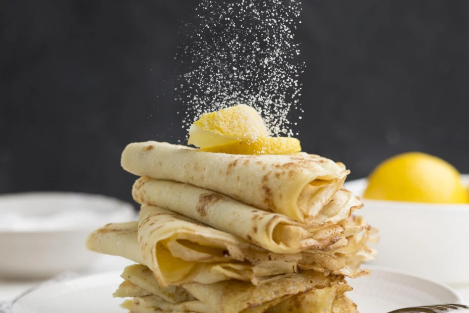 Pile de crêpes moelleuses au sucre glace, recette originale au vin rouge Beaujolais.