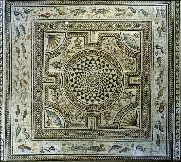 Mosaïque romaine antique du musée Lugdunum Lyon représentant des motifs géométriques et marins.