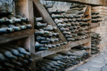Bouteilles poussiéreuses cave