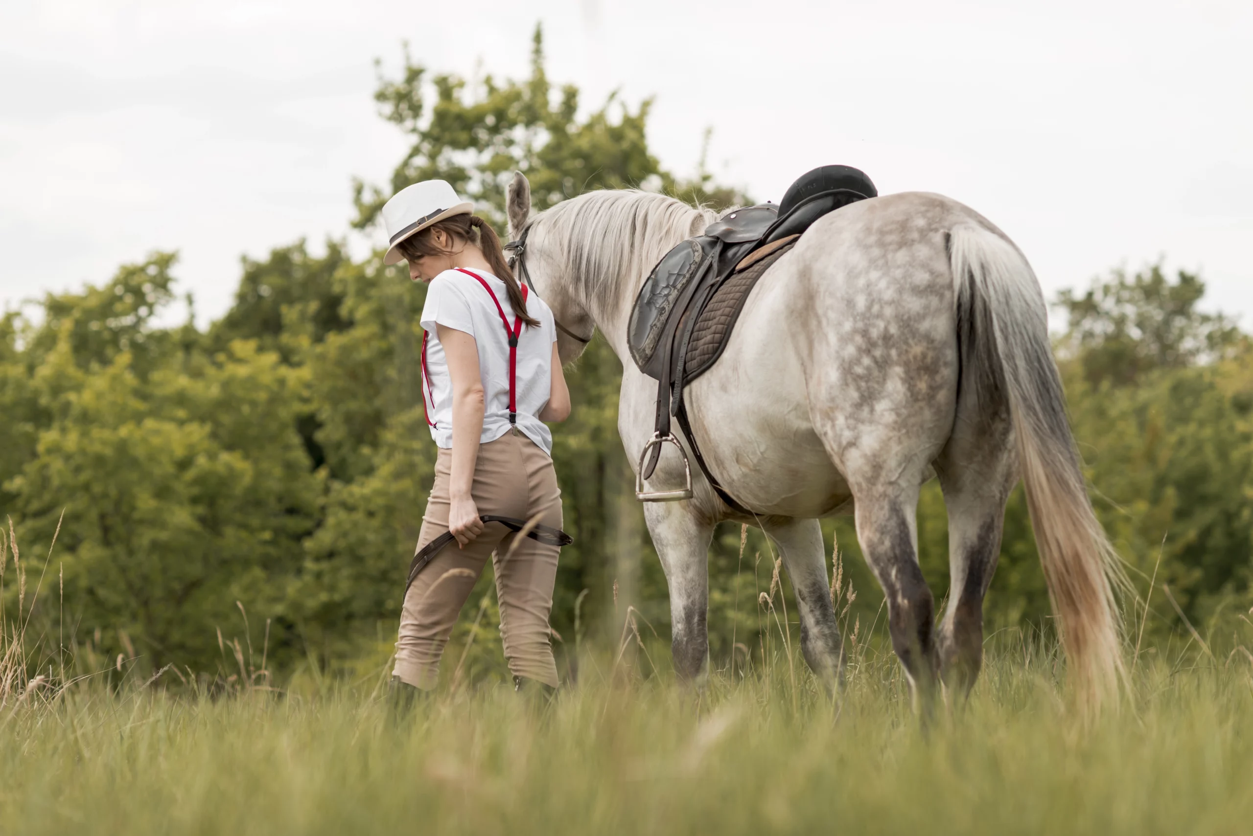 Femme avec son cheval lors d'une balade proche de Lyon dans le Beaujolais. Une image qui montre une expérience d'équitation au milieu des vignes.